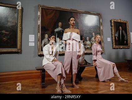 (170920) -- LONDRES, 20 septembre 2017 -- des mannequins présentent les créations Tata Naka de la Collection Printemps/été 2018 pendant la Fashion week de Londres à la National Portrait Gallery de Londres, Grande-Bretagne, le 19 septembre 2017.) (hy) GRANDE-BRETAGNE-LONDRES-FASHION WEEK-TATA NAKA-PRESENTATION HanxYan PUBLICATIONxNOTxINxCHN Banque D'Images