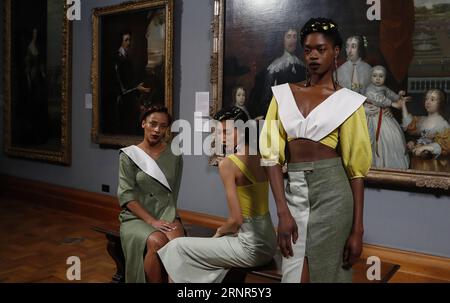 (170920) -- LONDRES, 20 septembre 2017 -- des mannequins présentent les créations Tata Naka de la Collection Printemps/été 2018 pendant la Fashion week de Londres à la National Portrait Gallery de Londres, Grande-Bretagne, le 19 septembre 2017.) (hy) GRANDE-BRETAGNE-LONDRES-FASHION WEEK-TATA NAKA-PRESENTATION HanxYan PUBLICATIONxNOTxINxCHN Banque D'Images