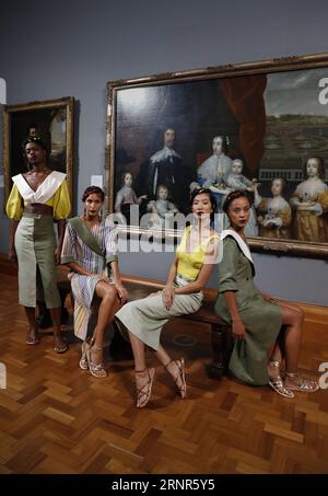 (170920) -- LONDRES, 20 septembre 2017 -- des mannequins présentent les créations Tata Naka de la Collection Printemps/été 2018 pendant la Fashion week de Londres à la National Portrait Gallery de Londres, Grande-Bretagne, le 19 septembre 2017.) (hy) GRANDE-BRETAGNE-LONDRES-FASHION WEEK-TATA NAKA-PRESENTATION HanxYan PUBLICATIONxNOTxINxCHN Banque D'Images