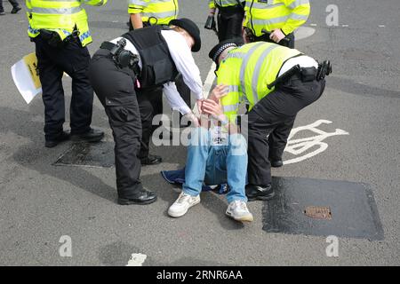 Londres, Royaume-Uni. 02 septembre 2023. La police arrête deux partisans pro-vie lors de la « Marche pour la vie UK » sur la place du Parlement. La «Marche pour la vie UK» annuelle a lieu dans le centre de Londres, pour défendre le droit à la vie des enfants à naître. La marche attire des personnes pro-vie de tout le pays et rassemble des groupes pro-vie, et son thème principal est "l'avortement détruit la liberté de vivre". Marche de Marsham Street à Parliament Square. Crédit : Waldemar Sikora / Alamy Live News Banque D'Images