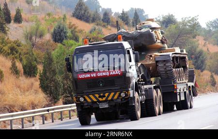 170920 -- HATAY TURQUIE, 20 septembre 2017 -- la photo prise le 20 septembre 2017 montre un camion militaire turc avec un char dans la province de Hatay, Turquie, le 20 septembre 2017. La Turquie a déployé des unités de commando entièrement équipées dans le cadre de renforts militaires le long de sa frontière sud avec la Syrie, a rapporté mercredi l’agence Anadolu dirigée par l’État, citant une source militaire. TURQUIE-HATAY-RENFORCEMENT MILITAIRE DE LA FRONTIÈRE SYRIENNE XINHUA PUBLICATIONXNOTXINXCHN Banque D'Images