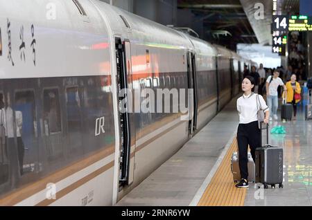 (170921) -- SHANGHAI, 21 septembre 2017 -- les passagers se préparent à monter à bord du train à grande vitesse G10 Fuxing circulant sur le chemin de fer à grande vitesse Beijing-Shanghai à la gare de Shanghai Hongqiao à Shanghai, dans l'est de la Chine, le 21 septembre 2017. La Chine a commencé jeudi à rétablir la vitesse maximale du train à grande vitesse Pékin-Shanghai à 350 kilomètres par heure, six ans après avoir été réduite à 300 kmh. (Ry) CHINE-SHANGHAI-TRAIN À GRANDE VITESSE-FUXING (CN) FANXJUN PUBLICATIONxNOTxINxCHN Banque D'Images