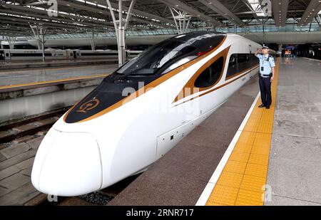 (170921) -- SHANGHAI, 21 septembre 2017 -- le train à grande vitesse G10 Fuxing circulant sur le train à grande vitesse Beijing-Shanghai quitte la gare de Shanghai Hongqiao à Shanghai, dans l'est de la Chine, le 21 septembre 2017. La Chine a commencé jeudi à rétablir la vitesse maximale du train à grande vitesse Pékin-Shanghai à 350 kilomètres par heure, six ans après avoir été réduite à 300 kmh. (Ry) CHINE-SHANGHAI-TRAIN À GRANDE VITESSE-FUXING (CN) FANXJUN PUBLICATIONxNOTxINxCHN Banque D'Images