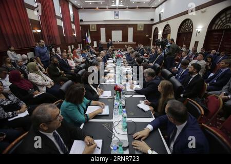 (170921) -- ALGER, 21 septembre 2017 () -- une photo prise le 20 septembre 2017 montre une scène de la huitième session du Comité mixte algéro-russe à Alger, Algérie. L'Algérie et la Russie ont contribué à stabiliser les prix du pétrole sur les marchés mondiaux, a déclaré mercredi le ministre russe du pétrole Alexander Novak. () (hy) ALGÉRIE-ALGER-RUSSIE-PRIX DU PÉTROLE Xinhua PUBLICATIONxNOTxINxCHN Banque D'Images
