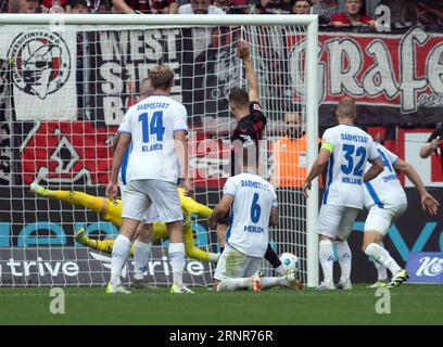 Leverkusen, Allemagne. 02 septembre 2023. Football : Bundesliga, Bayer Leverkusen - Darmstadt 98, Journée 3, BayArena. Le ballon s'envole vers le but du gardien de Darmstadt Marcel Schuhen pour 2:1. Crédit : Bernd Thissen/dpa - REMARQUE IMPORTANTE : conformément aux exigences de la DFL Deutsche Fußball Liga et de la DFB Deutscher Fußball-Bund, il est interdit d’utiliser ou de faire utiliser des photographies prises dans le stade et/ou le match sous forme de séquences et/ou de séries de photos de type vidéo./dpa/Alamy Live News Banque D'Images