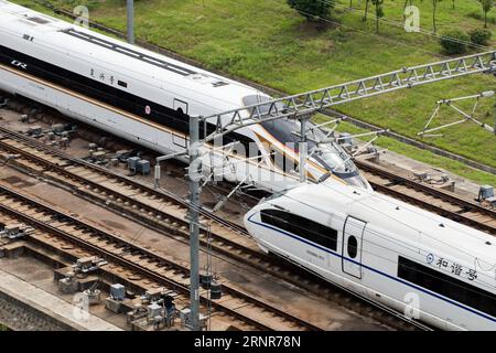 (170921) -- NANJING, le 21 septembre 2017 -- Un train à grande vitesse Fuxing (L) est vu circuler sur le chemin de fer à grande vitesse Beijing-Shanghai à Nanjing, dans la province du Jiangsu de l'est de la Chine, le 21 septembre 2017. La Chine a augmenté jeudi la vitesse maximale des trains à grande vitesse sur le chemin de fer à grande vitesse Beijing-Shanghai à 350 kilomètres par heure, six ans après qu'elle a été réduite à 300 kmh. (dhf) CHINE-TRAIN À GRANDE VITESSE-FUXING (CN) SuxYang PUBLICATIONxNOTxINxCHN Banque D'Images