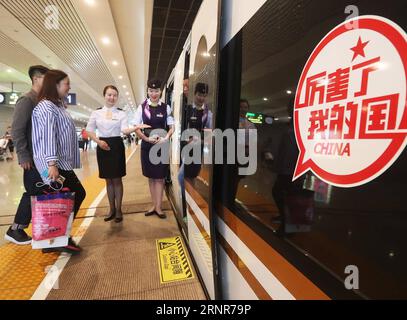 (170921) -- SHANGHAI, 21 septembre 2017 -- les passagers montent à bord du train à grande vitesse G2 Fuxing à la gare ferroviaire de Shanghai Hongqiao à Shanghai, dans l'est de la Chine, le 21 septembre 2017. La Chine a augmenté jeudi la vitesse maximale des trains à grande vitesse sur le chemin de fer à grande vitesse Beijing-Shanghai à 350 kilomètres par heure, six ans après qu'elle a été réduite à 300 kmh. CHINE-TRAIN À GRANDE VITESSE-FUXING (CN) CHENXFEI PUBLICATIONXNOTXINXCHN Banque D'Images