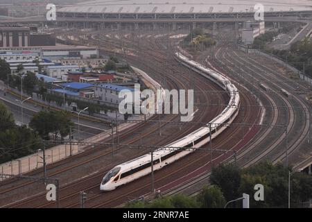 (170921) -- BEIJING, 21 septembre 2017 -- Un train à grande vitesse Fuxing quitte la gare ferroviaire du Sud de Beijing sur le chemin de fer à grande vitesse Beijing-Shanghai à Beijing, capitale de la Chine, le 21 septembre 2017. La Chine a augmenté jeudi la vitesse maximale des trains à grande vitesse sur le chemin de fer à grande vitesse Beijing-Shanghai à 350 kilomètres par heure, six ans après qu'elle a été réduite à 300 kmh. (dhf) CHINE-TRAIN À GRANDE VITESSE-FUXING (CN) LixHe PUBLICATIONxNOTxINxCHN Banque D'Images