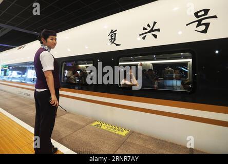 (170921) -- SHANGHAI, 21 septembre 2017 -- le train à grande vitesse G2 Fuxing est vu avant de rouler sur le chemin de fer à grande vitesse Beijing-Shanghai à Shanghai, dans l'est de la Chine, le 21 septembre 2017. La Chine a augmenté jeudi la vitesse maximale des trains à grande vitesse sur le chemin de fer à grande vitesse Beijing-Shanghai à 350 kilomètres par heure, six ans après qu'elle a été réduite à 300 kmh. (dhf) CHINE-TRAIN À GRANDE VITESSE-FUXING (CN) ChenxFei PUBLICATIONxNOTxINxCHN Banque D'Images