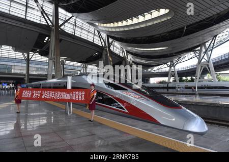 (170921) -- BEIJING, 21 septembre 2017 -- le train à grande vitesse G13 Fuxing est aperçu avant de rouler sur le chemin de fer à grande vitesse Beijing-Shanghai à Beijing, capitale de la Chine, le 21 septembre 2017. La Chine a augmenté jeudi la vitesse maximale des trains à grande vitesse sur le chemin de fer à grande vitesse Beijing-Shanghai à 350 kilomètres par heure, six ans après qu'elle a été réduite à 300 kmh. (dhf) CHINE-TRAIN À GRANDE VITESSE-FUXING (CN) LuoxXiaoguang PUBLICATIONxNOTxINxCHN Banque D'Images