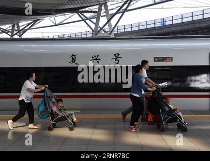 (170921) -- BEIJING, 21 septembre 2017 -- le train à grande vitesse G13 Fuxing est aperçu avant de rouler sur le chemin de fer à grande vitesse Beijing-Shanghai à Beijing, capitale de la Chine, le 21 septembre 2017. La Chine a augmenté jeudi la vitesse maximale des trains à grande vitesse sur le chemin de fer à grande vitesse Beijing-Shanghai à 350 kilomètres par heure, six ans après qu'elle a été réduite à 300 kmh. (dhf) CHINE-TRAIN À GRANDE VITESSE-FUXING (CN) LuoxXiaoguang PUBLICATIONxNOTxINxCHN Banque D'Images