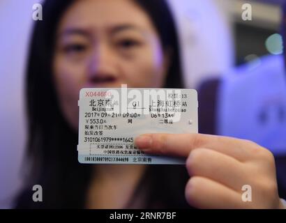 (170921) -- PÉKIN, 21 septembre 2017 -- Un passager montre un billet dans le train à grande vitesse G1 Fuxing, 21 septembre 2017. La Chine a augmenté jeudi la vitesse maximale des trains à grande vitesse sur le chemin de fer à grande vitesse Beijing-Shanghai à 350 kilomètres par heure, six ans après qu'elle a été réduite à 300 kmh. (dhf) CHINE-TRAIN À GRANDE VITESSE-FUXING (CN) LixHe PUBLICATIONxNOTxINxCHN Banque D'Images