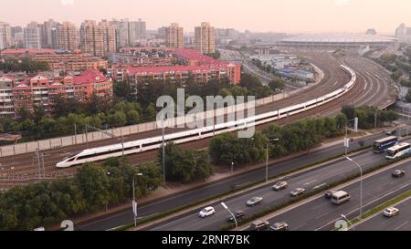 (170921) -- BEIJING, 21 septembre 2017 -- Un train à grande vitesse Fuxing quitte la gare ferroviaire du Sud de Beijing sur le chemin de fer à grande vitesse Beijing-Shanghai à Beijing, capitale de la Chine, le 21 septembre 2017. La Chine a augmenté jeudi la vitesse maximale des trains à grande vitesse sur le chemin de fer à grande vitesse Beijing-Shanghai à 350 kilomètres par heure, six ans après qu'elle a été réduite à 300 kmh. (dhf) CHINE-TRAIN À GRANDE VITESSE-FUXING (CN) LixHe PUBLICATIONxNOTxINxCHN Banque D'Images