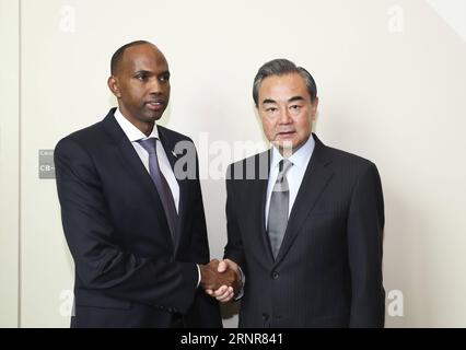 (170922) -- NATIONS UNIES, 22 septembre 2017 -- le ministre chinois des Affaires étrangères Wang Yi (à droite) rencontre le Premier ministre somalien Hassan Ali Khaire en marge de l'Assemblée générale des Nations Unies, à New York, le 21 septembre 2017.) (Zjy) un-CHINA-FM-SOMALIA-PM-MEETING WangxYing PUBLICATIONxNOTxINxCHN Banque D'Images