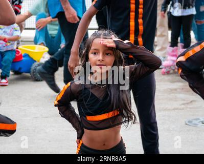 Medellín, Colombie - Mai 28 2023 : danse des filles colombiennes dans une zone de protection connue sous le nom d'unité de vie articulée 'UVA', qui cherche à rendre efficace Banque D'Images