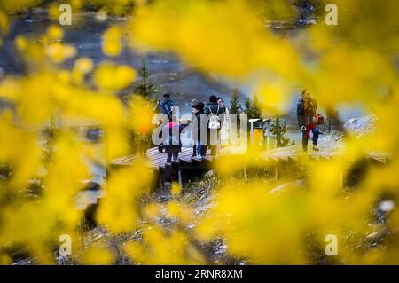 (170923) -- KANAS, 23 septembre 2017 -- des touristes visitent la région pittoresque de Kanas dans la région autonome ouïgoure du Xinjiang du nord-ouest de la Chine, 22 septembre 2017.) (Ry) CHINA-XINJIANG-KANAS-AUTUMN SCENERY (CN) ZhaoxGe PUBLICATIONxNOTxINxCHN Banque D'Images