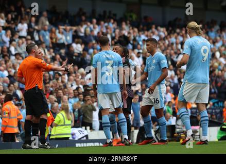 Etihad Stadium, Manchester, Royaume-Uni. 2 septembre 2023. Premier League football, Manchester City contre Fulham ; les joueurs de Fulham font appel à l'arbitre Michael Oliver Credit : action plus Sports/Alamy Live News Banque D'Images