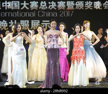 (170923) -- BEIJING, 23 septembre 2017 -- les concurrents s'affrontent dans la séance de robe du soir lors de la finale de Miss International China 2017 à Beijing, capitale de la Chine, le 23 septembre 2017. Wang Chengxu de la province de Shandong de l est de la Chine a remporté le champion et représentera la Chine pour concourir dans la finale mondiale du 57e concours international de beauté Miss. (Wyo) CHINA-BEIJING-MISS INTERNATIONAL CHINA-FINAL (CN) RenxPengfei PUBLICATIONxNOTxINxCHN Banque D'Images