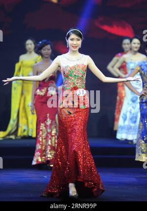 (170923) -- BEIJING, 23 septembre 2017 -- les concurrents s'affrontent dans la séance de cheongsam lors de la finale de Miss International China 2017 à Beijing, capitale de la Chine, le 23 septembre 2017. Wang Chengxu de la province de Shandong de l est de la Chine a remporté le champion et représentera la Chine pour concourir dans la finale mondiale du 57e concours international de beauté Miss. (Wyo) CHINA-BEIJING-MISS INTERNATIONAL CHINA-FINAL (CN) RenxPengfei PUBLICATIONxNOTxINxCHN Banque D'Images