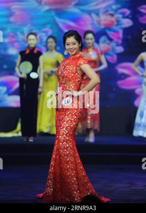 (170923) -- BEIJING, 23 septembre 2017 -- les concurrents s'affrontent dans la séance de cheongsam lors de la finale de Miss International China 2017 à Beijing, capitale de la Chine, le 23 septembre 2017. Wang Chengxu de la province de Shandong de l est de la Chine a remporté le champion et représentera la Chine pour concourir dans la finale mondiale du 57e concours international de beauté Miss. (Wyo) CHINA-BEIJING-MISS INTERNATIONAL CHINA-FINAL (CN) RenxPengfei PUBLICATIONxNOTxINxCHN Banque D'Images