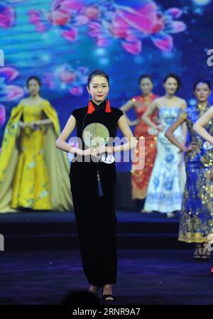 (170923) -- BEIJING, 23 septembre 2017 -- les concurrents s'affrontent dans la séance de cheongsam lors de la finale de Miss International China 2017 à Beijing, capitale de la Chine, le 23 septembre 2017. Wang Chengxu de la province de Shandong de l est de la Chine a remporté le champion et représentera la Chine pour concourir dans la finale mondiale du 57e concours international de beauté Miss. (Wyo) CHINA-BEIJING-MISS INTERNATIONAL CHINA-FINAL (CN) RenxPengfei PUBLICATIONxNOTxINxCHN Banque D'Images