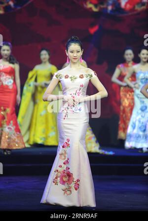 (170923) -- BEIJING, 23 septembre 2017 -- les concurrents s'affrontent dans la séance de cheongsam lors de la finale de Miss International China 2017 à Beijing, capitale de la Chine, le 23 septembre 2017. Wang Chengxu de la province de Shandong de l est de la Chine a remporté le champion et représentera la Chine pour concourir dans la finale mondiale du 57e concours international de beauté Miss. (Wyo) CHINA-BEIJING-MISS INTERNATIONAL CHINA-FINAL (CN) RenxPengfei PUBLICATIONxNOTxINxCHN Banque D'Images