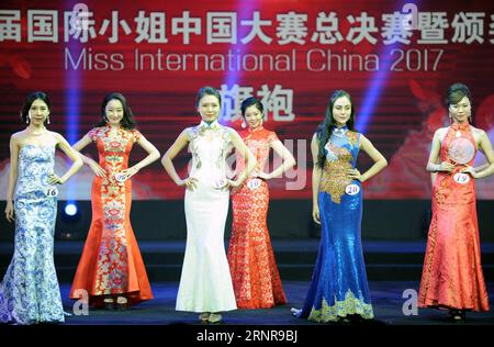 (170923) -- BEIJING, 23 septembre 2017 -- les concurrents s'affrontent dans la séance de cheongsam lors de la finale de Miss International China 2017 à Beijing, capitale de la Chine, le 23 septembre 2017. Wang Chengxu de la province de Shandong de l est de la Chine a remporté le champion et représentera la Chine pour concourir dans la finale mondiale du 57e concours international de beauté Miss. (Wyo) CHINA-BEIJING-MISS INTERNATIONAL CHINA-FINAL (CN) RenxPengfei PUBLICATIONxNOTxINxCHN Banque D'Images