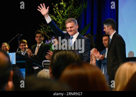 (170924) -- AUCKLAND, le 24 septembre 2017 -- le Premier ministre et chef du Parti national de la Nouvelle-Zélande, Bill English (C), prononce un discours devant ses partisans à Auckland, en Nouvelle-Zélande, le 23 septembre 2017. Les élections législatives néo-zélandaises ne donnent pas de vainqueur clair puisque le décompte s'est terminé aux petites heures de dimanche, laissant le troisième parti avec 7,5 % des voix au faiseur de rois. Le Parti national au pouvoir a obtenu 46 pour cent des voix du parti, qui sont transférées à 58 sièges dans les 120 membres du Congrès dans un système de vote proportionnel mixte, avec le Parti travailliste d'opposition à 35,8 pour cent, Or Banque D'Images