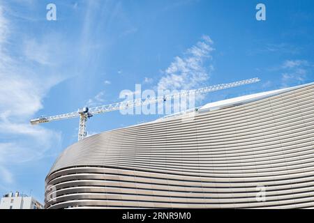 Vue des travaux en cours au stade Santiago Bernabeu la veille du premier match à domicile du Real Madrid de la saison 2023/2024. Banque D'Images