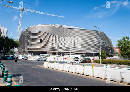 Une vue des travaux en cours du stade Santiago Bernabeu la veille du premier match à domicile du Real Madrid de la saison 2023/2024. Banque D'Images