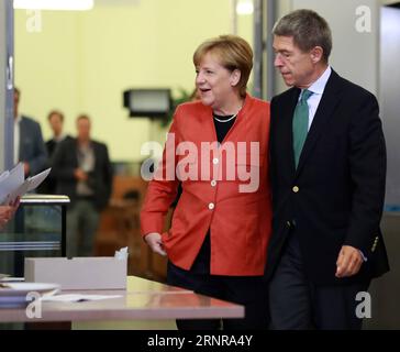 Bilder des Tages 170924 -- BERLIN, le 24 septembre 2017 -- la chancelière allemande Angela Merkel L et son mari Joachim Sauer ont voté à Berlin, en Allemagne, le 24 septembre 2017. Plus de 61 millions d'électeurs allemands ont été appelés à voter dimanche pour choisir leur Bundestag, ou Parlement fédéral, sur lequel un nouveau gouvernement sera formé. Jmmn ALLEMAGNE-BERLIN-POLITIQUE-MERKEL-VOTE luoxhuanhuan PUBLICATIONxNOTxINxCHN Banque D'Images