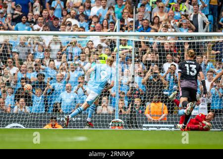 Erling Haaland #9 de Manchester City marque depuis le point de penalty lors du match de Premier League entre Manchester City et Fulham à l'Etihad Stadium, Manchester le samedi 2 septembre 2023. (Photo : Mike Morese | MI News) crédit : MI News & Sport / Alamy Live News Banque D'Images