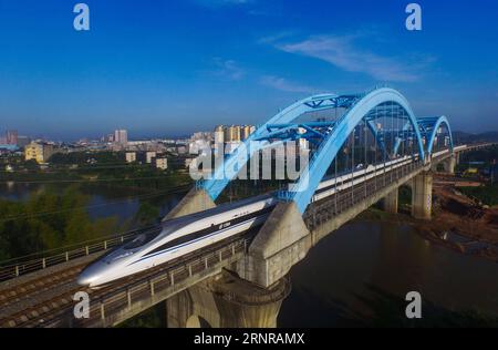 (170925) -- NANNING, 25 septembre 2017 -- Un train à grande vitesse roule dans la ville de Qinzhou, dans la région autonome de Guangxi Zhuang, dans le sud de la Chine, 1 août 2016. La Chine a construit l un des réseaux ferroviaires à grande vitesse les plus étendus au monde en quelques années seulement. Il possède le réseau ferroviaire à grande vitesse le plus long du monde, 22 000 km à la fin de 2016, soit 60 % du total mondial, et le kilométrage passera à 45 000 km d ici 2030. Guangxi a rejoint les réseaux de trains à grande vitesse en 2013. ) (wyl) CHINE-GUANGXI-CHEMIN DE FER À GRANDE VITESSE (CN) HuangxXiaobang PUBLICATIONxNOTxINxCHN Banque D'Images