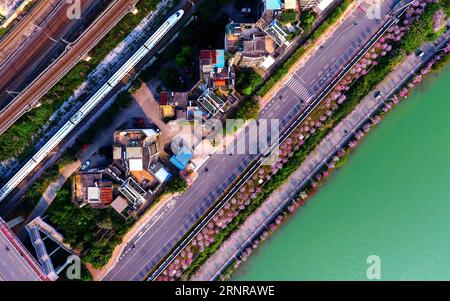 (170925) -- NANNING, 25 septembre 2017 -- Un train à grande vitesse roule dans la ville de Liuzhou, dans la région autonome de Guangxi Zhuang, dans le sud de la Chine, le 13 avril 2017. La Chine a construit l un des réseaux ferroviaires à grande vitesse les plus étendus au monde en quelques années seulement. Il possède le réseau ferroviaire à grande vitesse le plus long du monde, 22 000 km à la fin de 2016, soit 60 % du total mondial, et le kilométrage passera à 45 000 km d ici 2030. Guangxi a rejoint les réseaux de trains à grande vitesse en 2013. ) (wyl) CHINE-GUANGXI-CHEMIN DE FER À GRANDE VITESSE (CN) HuangxXiaobang PUBLICATIONxNOTxINxCHN Banque D'Images