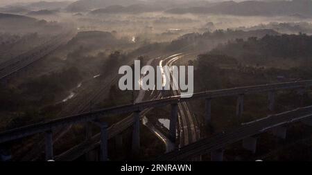 (170925) -- NANNING, 25 septembre 2017 -- les trains à balles roulent à Nanning, capitale de la région autonome du Guangxi Zhuang du sud de la Chine, avril 1. La Chine a construit l un des réseaux ferroviaires à grande vitesse les plus étendus au monde en quelques années seulement. Il possède le réseau ferroviaire à grande vitesse le plus long du monde, 22 000 km à la fin de 2016, soit 60 % du total mondial, et le kilométrage passera à 45 000 km d ici 2030. Guangxi a rejoint les réseaux de trains à grande vitesse en 2013. ) (wyl) CHINE-GUANGXI-CHEMIN DE FER À GRANDE VITESSE (CN) HuangxXiaobang PUBLICATIONxNOTxINxCHN Banque D'Images