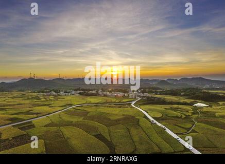 (170925) -- QIANDONGNAN, 25 septembre 2017 -- une photo prise le 24 septembre 2017 montre des rizières dans le canton de Gao po, dans le district de Huaxi de la ville de Guiyang, dans le sud-ouest de la Chine, dans la province du Guizhou. Comme l'automne arrive, la province de Guizhou est sur le point d'entrer dans sa saison de récolte de riz. ) (lx) CHINA-GUIZHOU-HARVEST (CN) WuxDongjun PUBLICATIONxNOTxINxCHN Banque D'Images