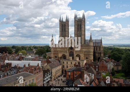 Façade de la cathédrale de Lincoln depuis les murs du château Banque D'Images