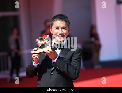 Venise, Italie. 2 septembre 2023. L'acteur Tony Leung Chiu-Wai pose avec son trophée lors du 80e Festival International du film de Venise à Venise, Italie, le 2 septembre 2023. Tony Leung Chiu-Wai, de Hong Kong, en Chine, a reçu le Lion d'or pour Lifetime Achievement lors de l'événement samedi. Crédit : Jin Mamengni/Xinhua/Alamy Live News Banque D'Images