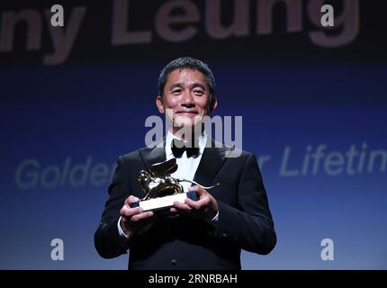 Venise, Italie. 2 septembre 2023. L'acteur Tony Leung Chiu-Wai pose avec son trophée lors d'une cérémonie de remise des prix lors du 80e Festival International du film de Venise à Venise, Italie, le 2 septembre 2023. Tony Leung Chiu-Wai, de Hong Kong, en Chine, a reçu le Lion d'or pour Lifetime Achievement lors de l'événement samedi. Crédit : Jin Mamengni/Xinhua/Alamy Live News Banque D'Images