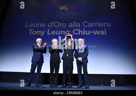 Venise, Italie. 2 septembre 2023. L'acteur Tony Leung Chiu-Wai (2e, R) pose avec son trophée lors d'une cérémonie de remise des prix lors du 80e Festival International du film de Venise à Venise, Italie, le 2 septembre 2023. Tony Leung Chiu-Wai, de Hong Kong, en Chine, a reçu le Lion d'or pour Lifetime Achievement lors de l'événement samedi. Crédit : Jin Mamengni/Xinhua/Alamy Live News Banque D'Images