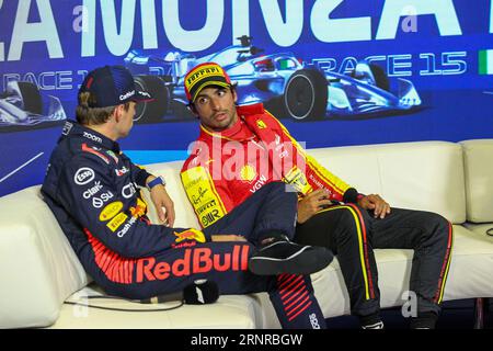 Max Verstappen (NED) Redbull Racing RB19 et Carlos Sainz (SPA) Ferrari SF-23 lors de la conférence de presse post qualification lors des qualifications le samedi 2 septembre Banque D'Images