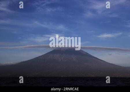 (170926) -- BALI, 26 septembre 2017 -- le Gunung Agung, ou volcan du mont Agung, est vu depuis la plage d'Amed dans le Karangasem regency, Bali, Indonésie. 26 septembre 2017. Le nombre de personnes évacuées a augmenté à plus de 57 000 que le volcan Gunung Agung dans l'île de Bali est potentiel pour entrer en éruption, un haut responsable de l'agence de catastrophe a déclaré mardi. (gj) INDONÉSIE-BALI-MONT AGUNG M.xFauzixChaniago PUBLICATIONxNOTxINxCHN Banque D'Images