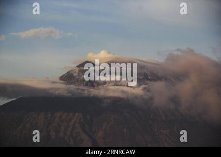 (170926) -- BALI, 26 septembre 2017 -- de la fumée s'élève du Gunung Agung, ou volcan du mont Agung, sur la plage d'Amed dans le Karangasem regency, Bali, Indonésie. 26 septembre 2017. Le nombre de personnes évacuées a augmenté à plus de 57 000 que le volcan Gunung Agung dans l'île de Bali est potentiel pour entrer en éruption, un haut responsable de l'agence de catastrophe a déclaré mardi. (gj) INDONÉSIE-BALI-MONT AGUNG M.xFauzixChaniago PUBLICATIONxNOTxINxCHN Banque D'Images