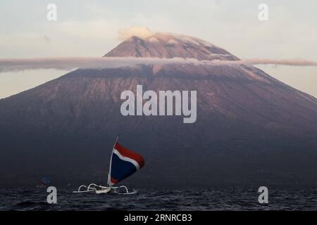 Themen der Woche (170926) -- BALI, 26 septembre 2017 -- Un pêcheur avec son bateau est vu près du Gunung Agung, ou volcan du mont Agung sur la plage d'Amed dans la régence de Karangasem, Bali, Indonésie. 26 septembre 2017. Le nombre de personnes évacuées a augmenté à plus de 57 000 que le volcan Gunung Agung dans l'île de Bali est potentiel pour entrer en éruption, un haut responsable de l'agence de catastrophe a déclaré mardi. (gj) INDONÉSIE-BALI-MONT AGUNG M.xFauzixChaniago PUBLICATIONxNOTxINxCHN Banque D'Images