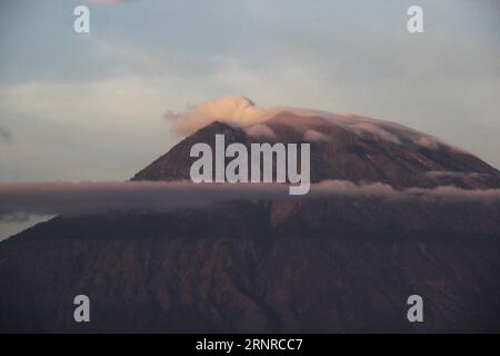 (170926) -- BALI, 26 septembre 2017 -- de la fumée s'élève du Gunung Agung, ou volcan du mont Agung, sur la plage d'Amed dans le Karangasem regency, Bali, Indonésie. 26 septembre 2017. Le nombre de personnes évacuées a augmenté à plus de 57 000 que le volcan Gunung Agung dans l'île de Bali est potentiel pour entrer en éruption, un haut responsable de l'agence de catastrophe a déclaré mardi. (gj) INDONÉSIE-BALI-MONT AGUNG M.xFauzixChaniago PUBLICATIONxNOTxINxCHN Banque D'Images