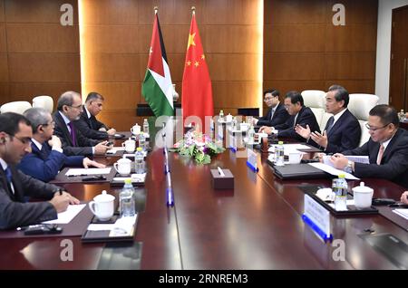 (170927) -- BEIJING, 27 septembre 2017 -- le ministre chinois des Affaires étrangères Wang Yi s'entretient avec le ministre jordanien des Affaires étrangères Ayman Safadi en visite à Beijing, capitale de la Chine, le 27 septembre 2017.) (wyl) CHINA-BEIJING-WANG YI-JORDAN-TALKS (CN) YanxYan PUBLICATIONxNOTxINxCHN Banque D'Images