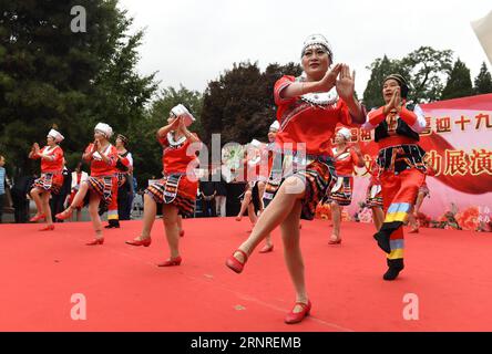 (170927) -- BEIJING, 27 septembre 2017 -- Une troupe de personnes âgées danse lors d'un spectacle culturel au parc Yuyuantan à Beijing, capitale de la Chine, le 27 septembre 2017. Toutes les représentations ont été présentées par des touristes et des troupes des communautés locales. (Lb) CHINA-BEIJING-YUYUANTAN-PERFORMANCE (CN) LixJundong PUBLICATIONxNOTxINxCHN Banque D'Images