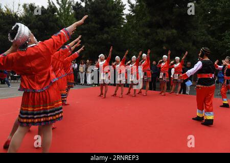 (170927) -- BEIJING, 27 septembre 2017 -- Une troupe de personnes âgées danse lors d'un spectacle culturel au parc Yuyuantan à Beijing, capitale de la Chine, le 27 septembre 2017. Toutes les représentations ont été présentées par des touristes et des troupes des communautés locales. (Lb) CHINA-BEIJING-YUYUANTAN-PERFORMANCE (CN) LixJundong PUBLICATIONxNOTxINxCHN Banque D'Images