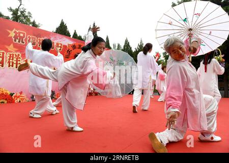 (170927) -- BEIJING, 27 septembre 2017 -- des citoyens interprètent le Tai Chi lors d'un spectacle culturel au parc Yuyuantan à Beijing, capitale de la Chine, le 27 septembre 2017. Toutes les représentations ont été présentées par des touristes et des troupes des communautés locales. (Lb) CHINA-BEIJING-YUYUANTAN-PERFORMANCE (CN) LixJundong PUBLICATIONxNOTxINxCHN Banque D'Images