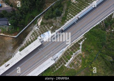 (170927) -- LANZHOU, 27 septembre 2017 -- une photo prise le 18 septembre 2017 montre un train circulant sur la ligne de chemin de fer Lanzhou-Chongqing, dans la section Guangyuan dans la province du Sichuan du sud-ouest de la Chine. Le chemin de fer Lanzhou-Chongqing, un chemin de fer majeur reliant la ville de Lanzhou dans la province du Gansu au nord-ouest avec la métropole du sud-ouest de Chongqing, sera entièrement ouvert à la circulation le 29 septembre 2017, selon une conférence de presse tenue jeudi par le Bureau des chemins de fer de Lanzhou. Le chemin de fer, dont la construction a commencé en 2008, traverse également la province du Shaanxi au nord-ouest de la Chine et la province du Sichuan au sud-ouest de la Chine. IT wi Banque D'Images